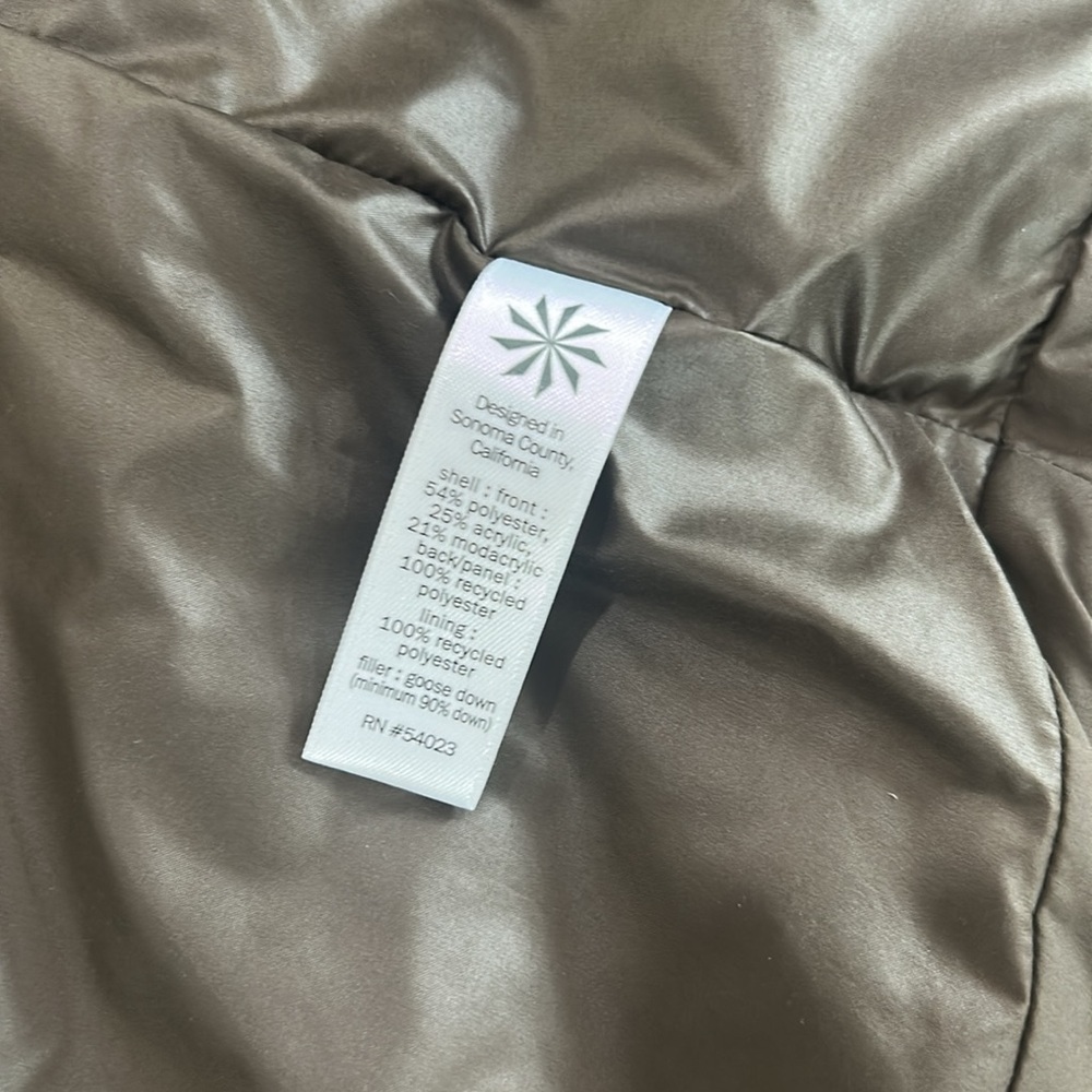Athleta Responsible Down Tundra Sherpa Puffer Vest Womens Size Medium - Picture 12 of 14